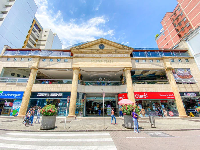Fachada real de Bolívar Plaza en el centro de Pereira