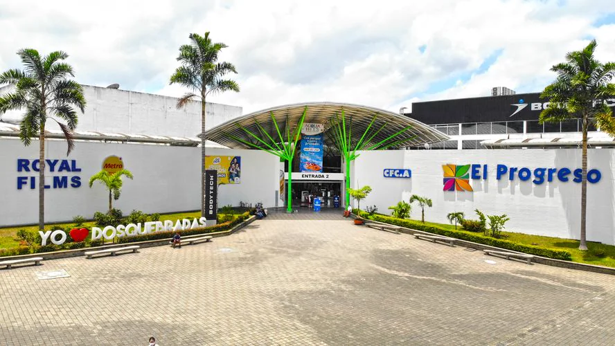 Fachada real del Centro Comercial El Progreso en Dosquebradas
