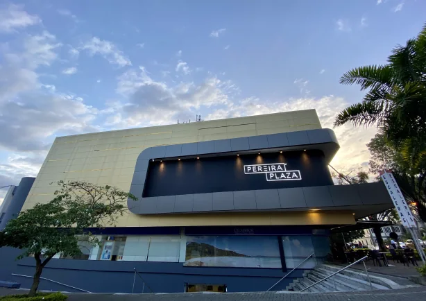 Fachada real de Pereira Plaza al final de la tarde