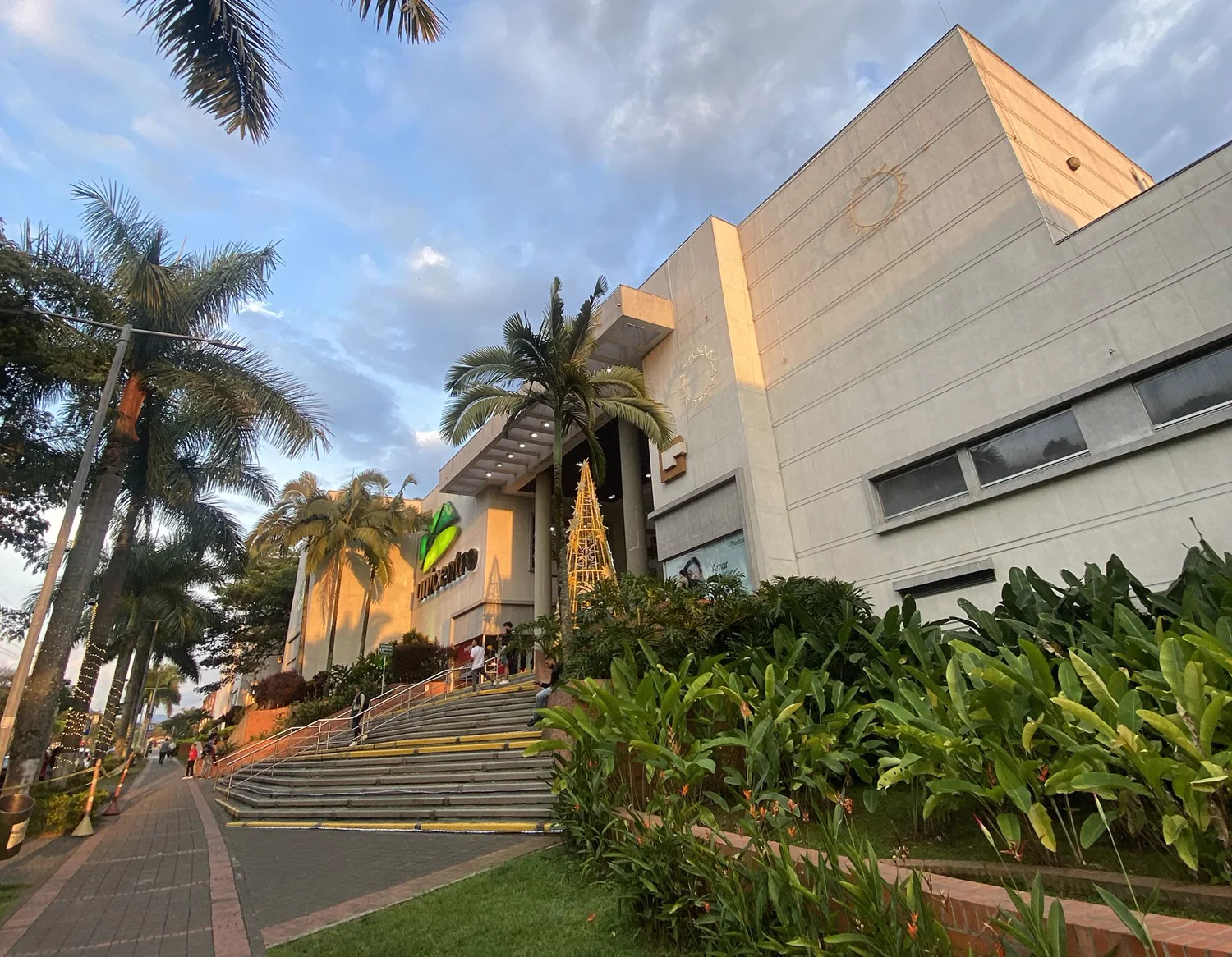 Acceso real de Unicentro Pereira entre palmas y jardines