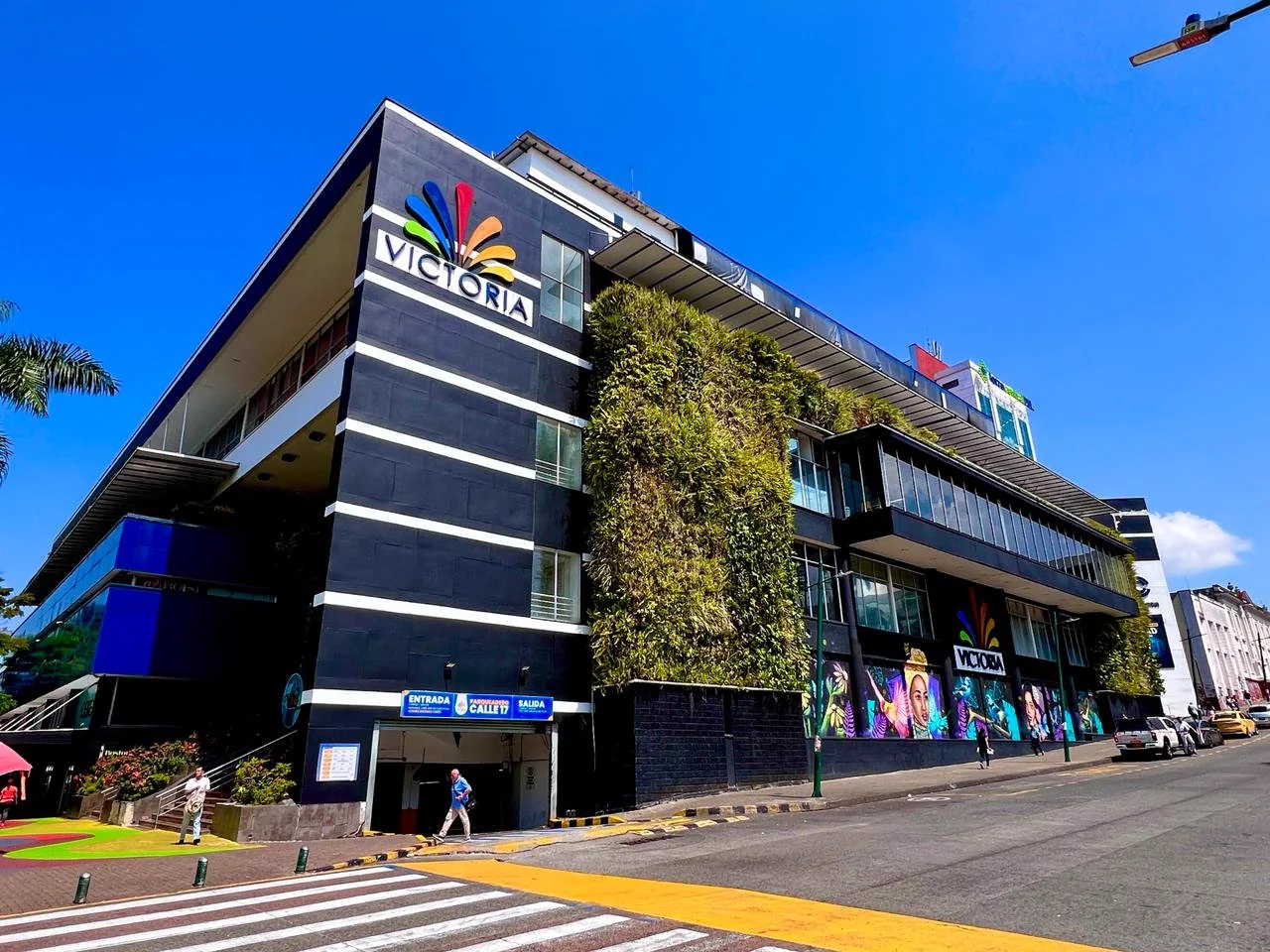 Fachada real de Victoria Centro Comercial y su jardín vertical