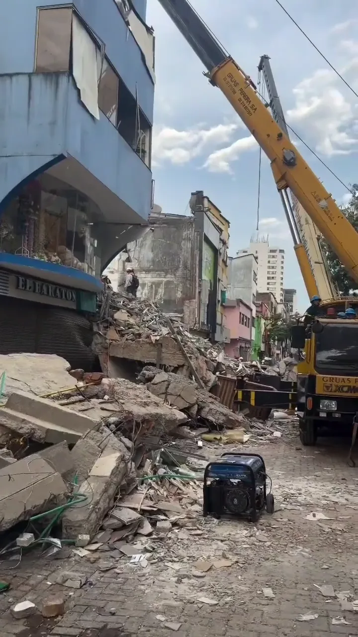 Maquinaria trabajando entre estructuras afectadas