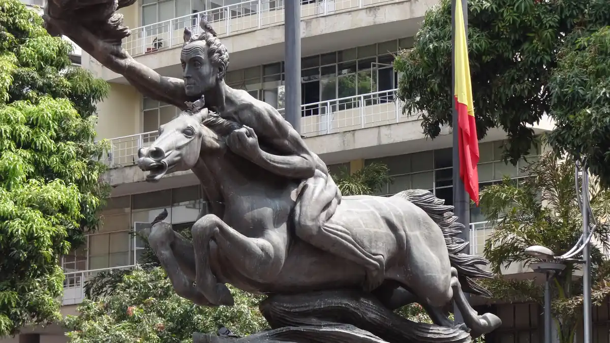 Bolívar Desnudo en la Plaza de Bolívar de Pereira