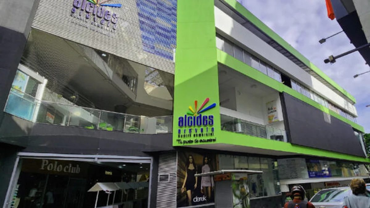 Fachada de C.C. Alcides Arévalo